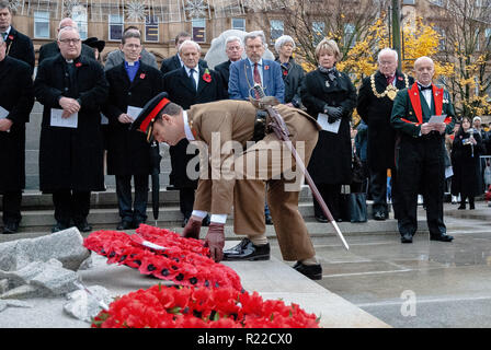 Glasgow, Renfrewshire, UK. 11Th Nov, 2018. Un haut fonctionnaire est vu déposer une couronne à la base du cénotaphe pour rendre hommage à ceux qui sont tombés.Les membres de l'UK les forces armées, la police, l'Ecosse et d'autres services publics est sorti à l'appui et à rendre hommage à ceux qui sont tombés dans les conflits récents et à ceux qui sont tombés pendant la Grande Guerre. 2018 a marqué le 100e anniversaire de la PREMIÈRE GUERRE MONDIALE. Crédit : Stewart Kirby/SOPA Images/ZUMA/Alamy Fil Live News Banque D'Images