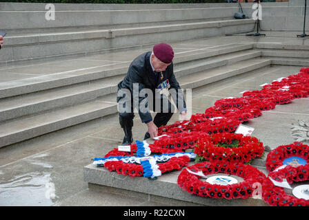 Glasgow, Renfrewshire, UK. 11Th Nov, 2018. Un ancien combattant est vu portant sa couronne de fleurs pour rendre hommage à ceux qui sont tombés.Les membres de l'UK les forces armées, la police, l'Ecosse et d'autres services publics est sorti à l'appui et à rendre hommage à ceux qui sont tombés dans les conflits récents et à ceux qui sont tombés pendant la Grande Guerre. 2018 a marqué le 100e anniversaire de la PREMIÈRE GUERRE MONDIALE. Crédit : Stewart Kirby/SOPA Images/ZUMA/Alamy Fil Live News Banque D'Images