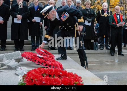 Glasgow, Renfrewshire, UK. 11Th Nov, 2018. Un haut fonctionnaire est vu déposer une couronne à la base du cénotaphe pour rendre hommage à ceux qui sont tombés.Les membres de l'UK les forces armées, la police, l'Ecosse et d'autres services publics est sorti à l'appui et à rendre hommage à ceux qui sont tombés dans les conflits récents et à ceux qui sont tombés pendant la Grande Guerre. 2018 a marqué le 100e anniversaire de la PREMIÈRE GUERRE MONDIALE. Crédit : Stewart Kirby/SOPA Images/ZUMA/Alamy Fil Live News Banque D'Images
