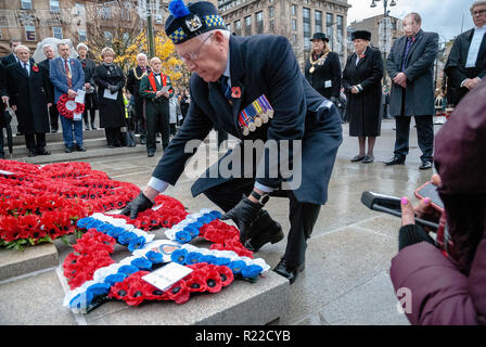 Glasgow, Renfrewshire, UK. 11Th Nov, 2018. Un haut fonctionnaire est vu déposer une couronne à la base du cénotaphe pour rendre hommage à ceux qui sont tombés.Les membres de l'UK les forces armées, la police, l'Ecosse et d'autres services publics est sorti à l'appui et à rendre hommage à ceux qui sont tombés dans les conflits récents et à ceux qui sont tombés pendant la Grande Guerre. 2018 a marqué le 100e anniversaire de la PREMIÈRE GUERRE MONDIALE. Crédit : Stewart Kirby/SOPA Images/ZUMA/Alamy Fil Live News Banque D'Images