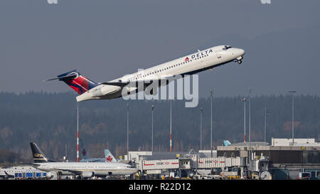 Richmond, Colombie-Britannique, Canada. 14Th Nov, 2018. Un Delta Air Lines Boeing 717-200 (N920AT) Avion de ligne décolle de l'Aéroport International de Vancouver. Credit : Bayne Stanley/ZUMA/Alamy Fil Live News Banque D'Images