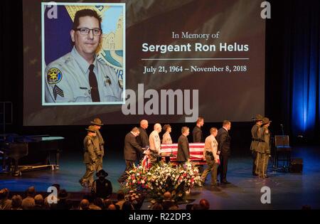Westlake Village, USA. 15 Nov, 2018. Les gens assistent à la service commémoratif pour Sergent Ron Helus, qui a été tué dans l'affrontement avec le lanceur, à Westlake Village, en Californie, aux États-Unis, le 15 novembre, 2018. Credit : Qian Weizhong/Xinhua/Alamy Live News Banque D'Images
