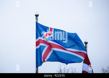 Riga, Lettonie. Le 16 novembre, 2018. 16.11.2018. RIGA, Lettonie. Drapeau de l'Islande. Président de l'Islande Gudni arrive pour Jouhannesson Visite Officielle en Lettonie. Château de Riga, Riga. Credit : Gints Ivuskans/Alamy Live News Banque D'Images