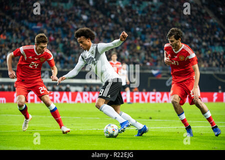 Leipzig, Allemagne. 15 Nov, 2018. L'Allemagne Leroy Sane (C) fait concurrence au cours d'un match amical entre l'Allemagne et la Russie à Leipzig, Allemagne, 15 novembre 2018. L'Allemagne a gagné 3-0. Crédit : Kevin Voigt/Xinhua/Alamy Live News Banque D'Images