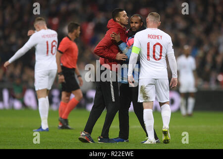 Londres, Royaume-Uni. 15 novembre, 2018. Un envahisseur pitch a l'air de se rapprocher de Wayne Rooney de l'Angleterre - Angleterre v United States, match amical, au stade de Wembley, Londres - 15 novembre 2018 Crédit : Richard Calver/Alamy Live News Banque D'Images