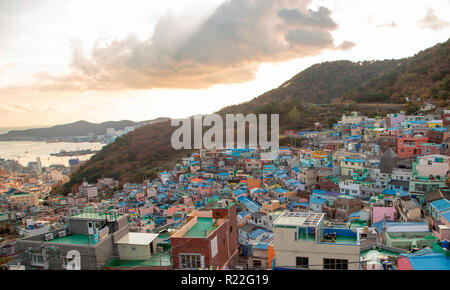 Gamcheon Culture Village, Nov 14, 2018 : La culture Gamcheon à Busan, Village d'environ 420 km (261 milles) au sud-est de Séoul, Corée du Sud. L'emplacement de l'appel les touristes 'Santorini de Corée' et le village a reçu une ONU-HABITAT 2012 Paysage urbain asiatique Award. Credit : Lee Jae-Won/AFLO/Alamy Live News Banque D'Images