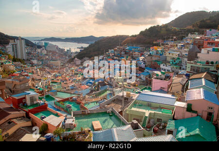 Gamcheon Culture Village, Nov 14, 2018 : La culture Gamcheon à Busan, Village d'environ 420 km (261 milles) au sud-est de Séoul, Corée du Sud. L'emplacement de l'appel les touristes 'Santorini de Corée' et le village a reçu une ONU-HABITAT 2012 Paysage urbain asiatique Award. Credit : Lee Jae-Won/AFLO/Alamy Live News Banque D'Images