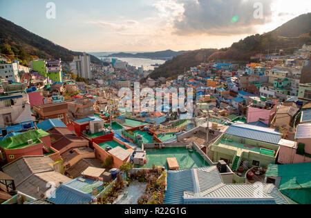 Gamcheon Culture Village, Nov 14, 2018 : La culture Gamcheon à Busan, Village d'environ 420 km (261 milles) au sud-est de Séoul, Corée du Sud. L'emplacement de l'appel les touristes 'Santorini de Corée' et le village a reçu une ONU-HABITAT 2012 Paysage urbain asiatique Award. Credit : Lee Jae-Won/AFLO/Alamy Live News Banque D'Images