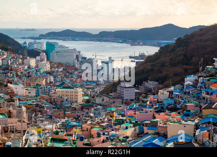 Gamcheon Culture Village, Nov 14, 2018 : La culture Gamcheon à Busan, Village d'environ 420 km (261 milles) au sud-est de Séoul, Corée du Sud. L'emplacement de l'appel les touristes 'Santorini de Corée' et le village a reçu une ONU-HABITAT 2012 Paysage urbain asiatique Award. Credit : Lee Jae-Won/AFLO/Alamy Live News Banque D'Images