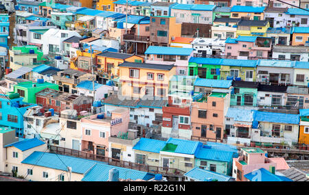 Gamcheon Culture Village, Nov 14, 2018 : La culture Gamcheon à Busan, Village d'environ 420 km (261 milles) au sud-est de Séoul, Corée du Sud. L'emplacement de l'appel les touristes 'Santorini de Corée' et le village a reçu une ONU-HABITAT 2012 Paysage urbain asiatique Award. Credit : Lee Jae-Won/AFLO/Alamy Live News Banque D'Images