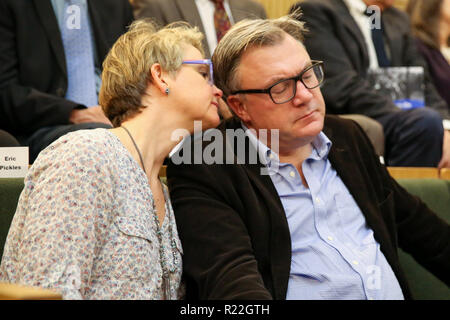 Londres, Royaume-Uni. 15 Nov, 2018. Yvette Cooper MP et Ed Balls sont vus à la commémoration.Des milliers de personnes, y compris des politiciens, des célébrités, des chefs religieux, des partisans des droits des enfants réfugiés se rassemblent dans un événement organisé par l'association caritative britannique un passage sûr à Euston, Londres Pour célébrer le 80e anniversaire de l'Kindertransport. Les survivants de l'Kindertransport ont publié une déclaration demandant au gouvernement de fournir plus d'itinéraires de sanctuaire pour les enfants réfugiés. Credit : Dinendra Haria SOPA/Images/ZUMA/Alamy Fil Live News Banque D'Images