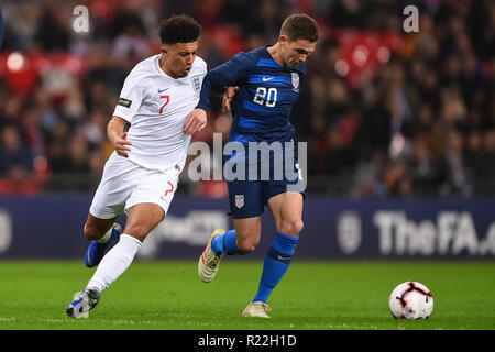 Londres. United Kingdom. 15 novembre 2018. Avant l'Angleterre Jadon, Sancho (7) (à gauche) batailles avec USA Wil milieu Trapp (20) (à droite) au cours de la match amical entre l'Angleterre et USA au stade de Wembley. Crédit : MI News & Sport /Alamy Live News Banque D'Images