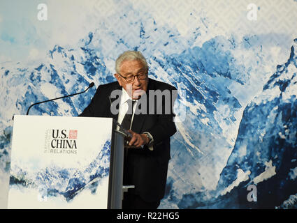 (181116) -- NEW YORK, 16 novembre 2018 (Xinhua) -- Henry Kissinger, ancien secrétaire d'État, traite de la 2018 Dîner de Gala du Comité national américain sur les relations sino-américaines (NCUSCR) à New York, États-Unis, le 15 novembre 2018. Les Etats-Unis et la Chine doivent trouver des moyens de travailler ensemble pour créer un monde plus sûr, plus durable et plus prospère, connu des experts des États-Unis a dit ici le jeudi. (Xinhua/han fang)(HR) Banque D'Images