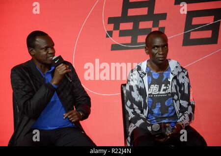 Shangha, Shangha, Chine. 16 Nov, 2018. Shanghai, Chine- coureur kenyan Eliud Kipchoge et son entraîneur Patrick Sang partager l'exécution de l'expérience de coureurs chinois à Shanghai, Chine, 16 novembre 2018. Eliud Kipchoge remporte le marathon olympique en 2016 et est l'actuel détenteur du record du monde du marathon avec un temps de 2 heures 1 minutes 39 secondes. Crédit : SIPA Asie/ZUMA/Alamy Fil Live News Banque D'Images