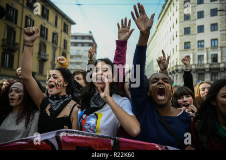 Milan, Italie - 16 novembre 2018 : le chant des manifestants et d'afficher des notes sur leurs joues qu 'aucun' Salvini tout en démontrant au cours de la 'Non' jour Salvini Crédit : protestation des étudiants/Cruciatti Piero Alamy Live News Banque D'Images