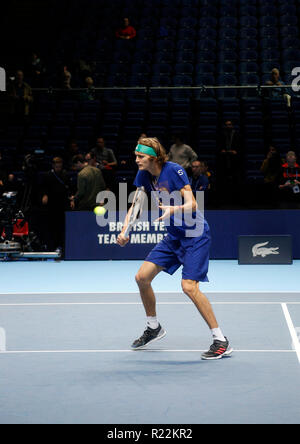 O2 Arena, London, UK. 16 novembre 2018, O2 Arena, London, England ; Nitto ATP Tennis finale ; Alexander Zverev (GER) de l'avant des pratiques de son crédit : Action Plus Sport Images/Alamy Live News Banque D'Images