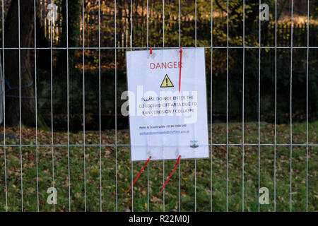 Garder hors de danger sign in Millhouses Park Sheffield UK Banque D'Images