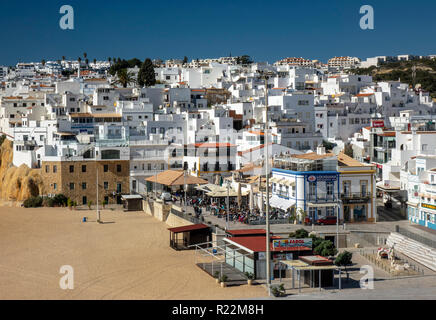 La vieille ville d'Albufeira et plage des pêcheurs Praia dos Pescadores Vue aérienne Banque D'Images