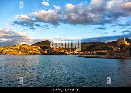 Collioure villa avec un moulin à vent en haut de la colline, Roussillon, côte Vermeille, Pyrenees Orientales, France Banque D'Images