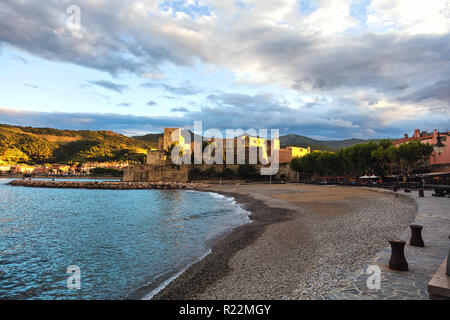 Collioure villa avec un moulin à vent en haut de la colline, Roussillon, côte Vermeille, Pyrenees Orientales, France Banque D'Images