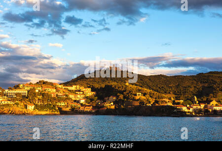 Collioure villa avec un moulin à vent en haut de la colline, Roussillon, côte Vermeille, Pyrenees Orientales, France Banque D'Images