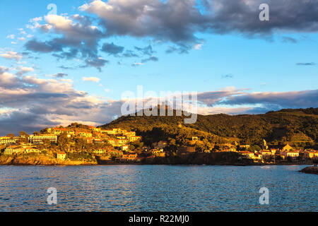 Collioure villa avec un moulin à vent en haut de la colline, Roussillon, côte Vermeille, Pyrenees Orientales, France Banque D'Images