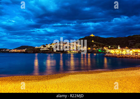 Vues de la nuit de Collioure et Fort Saint-Elme, Languedoc-Roussillon, France Banque D'Images