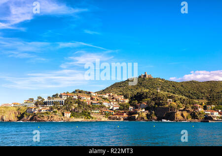 Collioure villa avec un moulin à vent en haut de la colline, Roussillon, côte Vermeille, Pyrenees Orientales, France Banque D'Images
