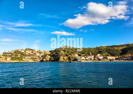 Collioure villa avec un moulin à vent en haut de la colline, Roussillon, côte Vermeille, Pyrenees Orientales, France Banque D'Images