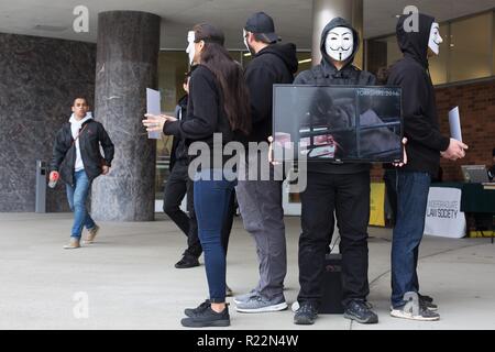 Les activistes végétaliens former un "cube de vérité" à l'Université de l'Oregon à Eugene, Oregon, USA. Banque D'Images