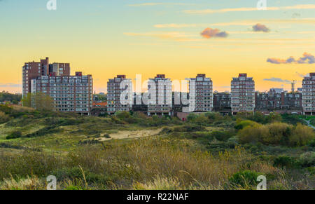 Appartements avec vue sur la ville des dunes de Scheveningen une ville touristique populaire et à la plage dans les Pays-Bas au coucher de temps Banque D'Images