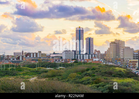 Vue sur la ville avec des gratte-ciel des dunes de Scheveningen une ville populaire et touristique près de la plage en Hollande Banque D'Images