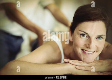 Woman receiving massage dos de physiothérapeute Banque D'Images