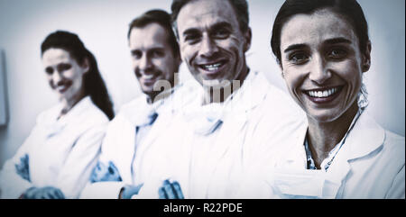 Dentistes Smiling standing with arms crossed Banque D'Images