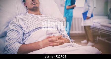 Mauvais patient lying on bed Banque D'Images