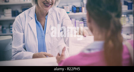 Docteur en médecine de prescription donnant au client Banque D'Images