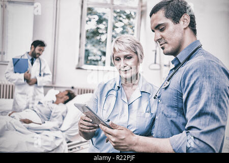 Doctor and nurse using digital tablet Banque D'Images