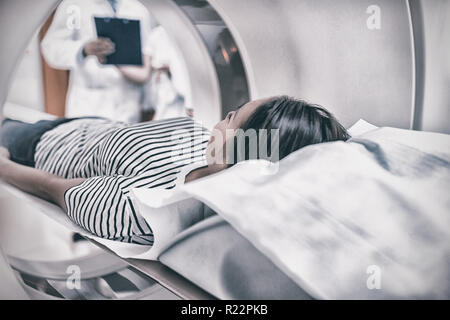 Patient en cours d'femelle CT scan Banque D'Images