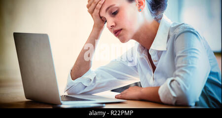 Tendu businesswoman using laptop in conference room Banque D'Images