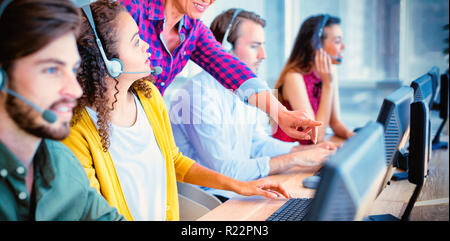 Customer service executive trainer aider son équipe Banque D'Images