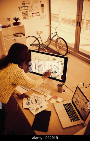 Femme graphic designer travaillant dans creative office