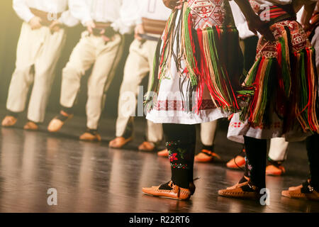 Les jeunes danseurs en costume traditionnel serbe. Le folklore de la Serbie. Banque D'Images