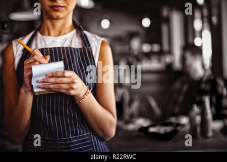 Waitress at restaurant Banque D'Images