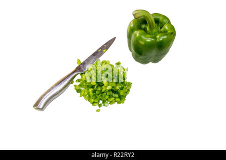 Ensemble et vert haché poivrons et le couteau isolé sur fond blanc Banque D'Images