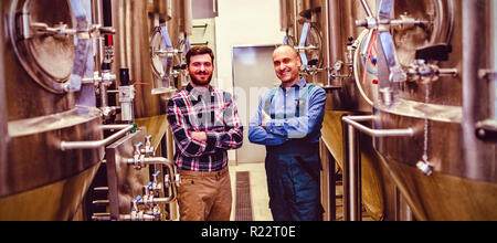 Confiant et travailleur permanent propriétaire au milieu de la machinerie Banque D'Images