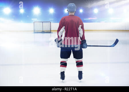 Libre de joueur de hockey à la patinoire Banque D'Images