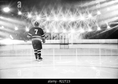 Libre de joueur tenant le bâton de hockey sur glace Banque D'Images