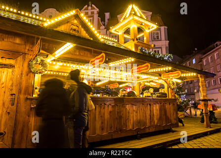 WROCLAW, POLOGNE - DEC 7, 2017 : Marché de Noël sur la place du marché (Rynek) à Wroclaw, Pologne. L'un des meilleurs et des plus grands marchés de Noël, stret Banque D'Images