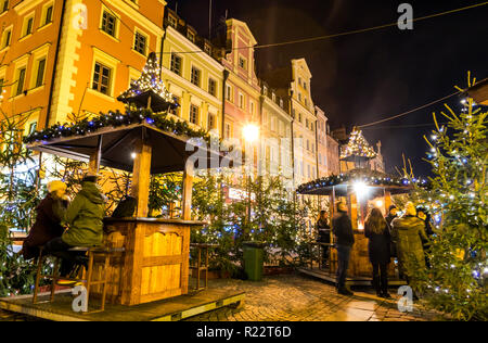 WROCLAW, POLOGNE - DEC 7, 2017 : Marché de Noël sur la place du marché (Rynek) à Wroclaw, Pologne. L'un des meilleurs et des plus grands marchés de Noël, stret Banque D'Images