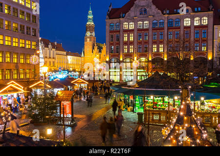 WROCLAW, Pologne - 8 déc 2017 : Marché de Noël sur la place du marché (Rynek) à Wroclaw, Pologne. L'un des meilleurs et des plus grands marchés de Noël, stret Banque D'Images